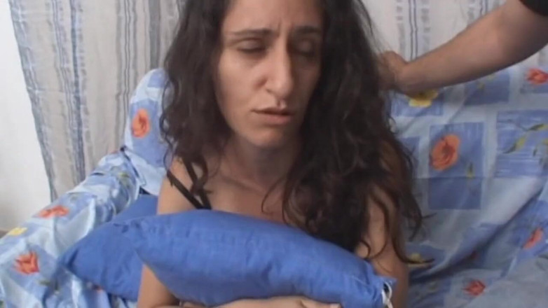 My porn family: Milf rilassante fatta succhiare il cazzo da un giovane aggressivo