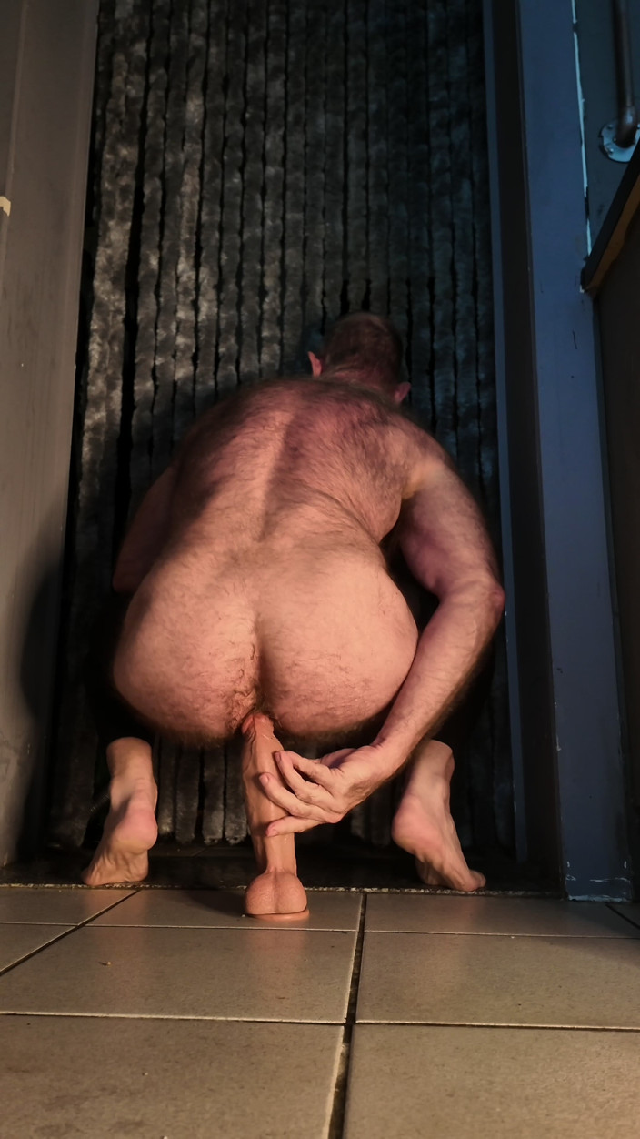 JackvanDean: Behaarter bär probiert strümpfe und dildo