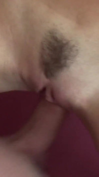 Het hete natte poesje van deze sexy geile blondine met geweldige tieten is perfect om mijn pik onder te huis