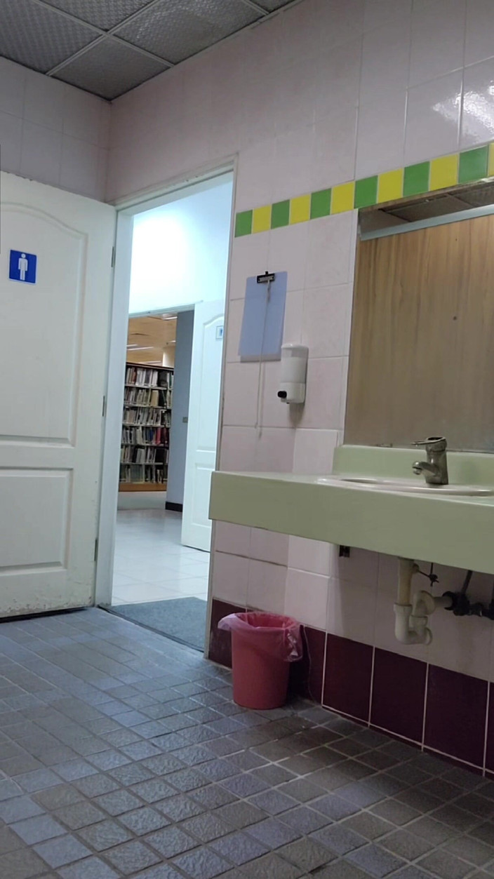 NotAFuta: Exhibitionistin in der bibliothek
