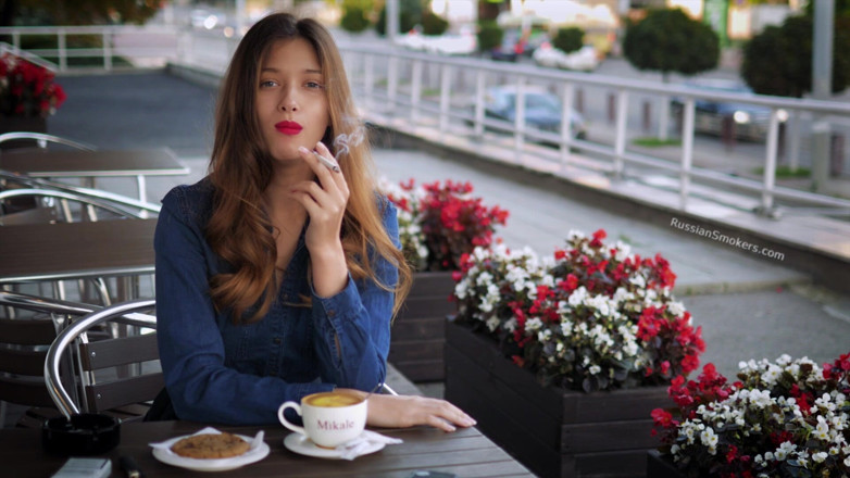 Russian Smokers: 磁力的なロシアの美女がタバコの煙で遊ぶ