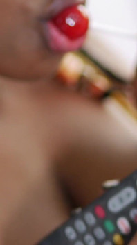 Bombasse noire et sucette