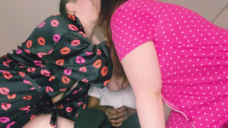 Thekookiejar: 2 senhoras solitárias celebram o Dia dos Namorados fodendo a...