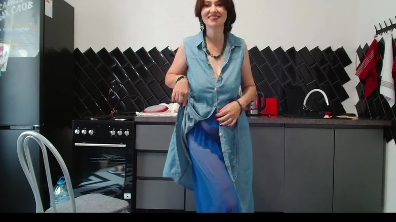 ANGELA_LADY: Mamă sexy matură care are 52 de ani își bagă degetul în cur