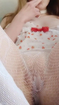 Suave masturbação de uma linda em meia-calça branca sexy
