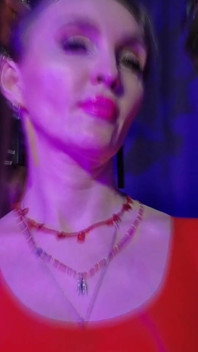 赤いゴム女王様の愛人ソロフェチドミナトリックスエヴァラテックスBDSM大きな尻熟女ホット