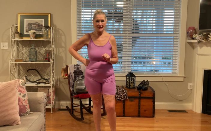 Danielle Dubonnet: ヌードGILFモデルダニD成熟者試着(タイトパープルボディスーツ、ヒョウ柄ボディスーツ)