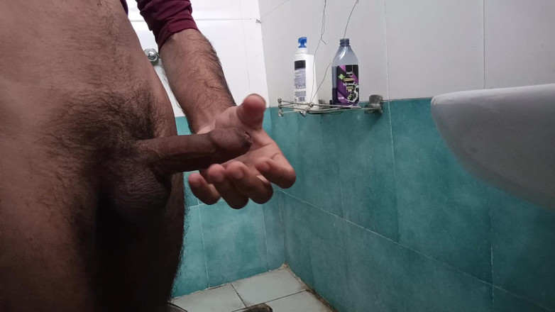 Brijesh 270: Un jeune homme utilise une salle de bain, ou des...