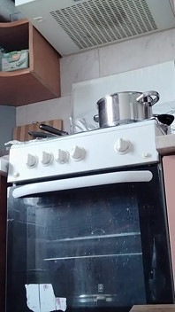 Esposa Gostosa Prepara Comida Nua Na Cozinha Esposa Amadora Com Buceta Peluda, Peitões, Bunda Grande