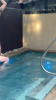 Arando junto a la piscina