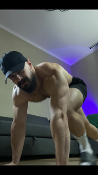 Bombeando meus peitos enormes
