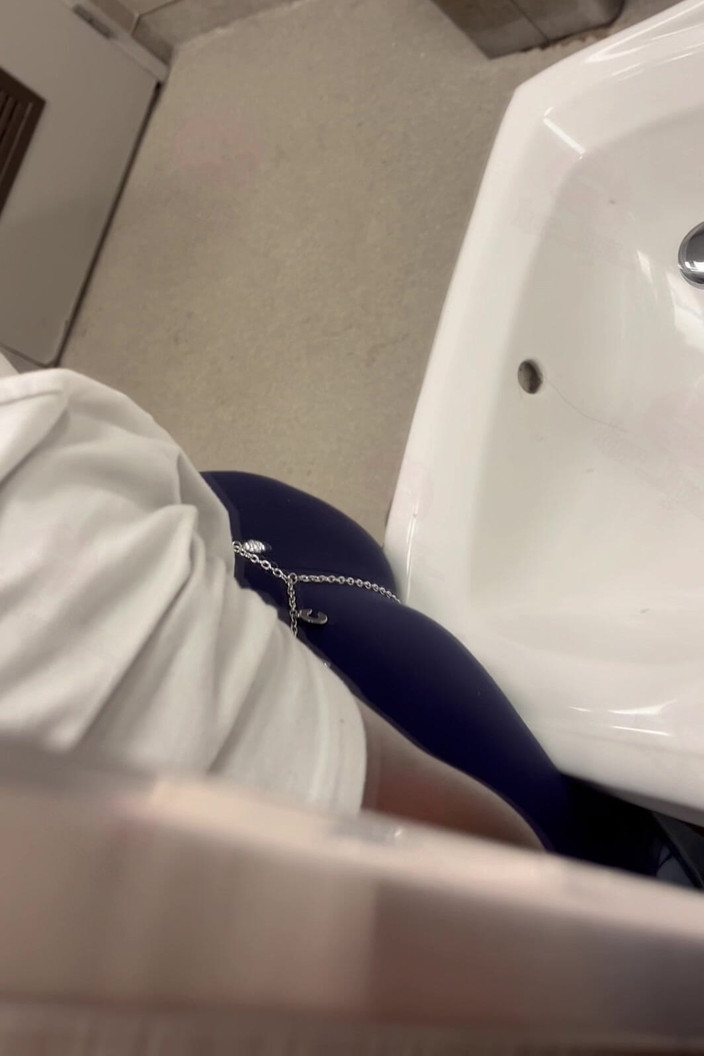 Anye Meshell: 오줌싸기 보지