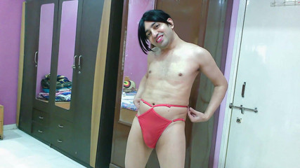 Cute & Nude Crossdresser: Bella sissy travestito femboy Sweet Lecca-lecca in un bel reggiseno...