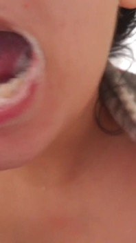 Ma demi-sœur indienne se brosse les dents puis fait une bouche carrée