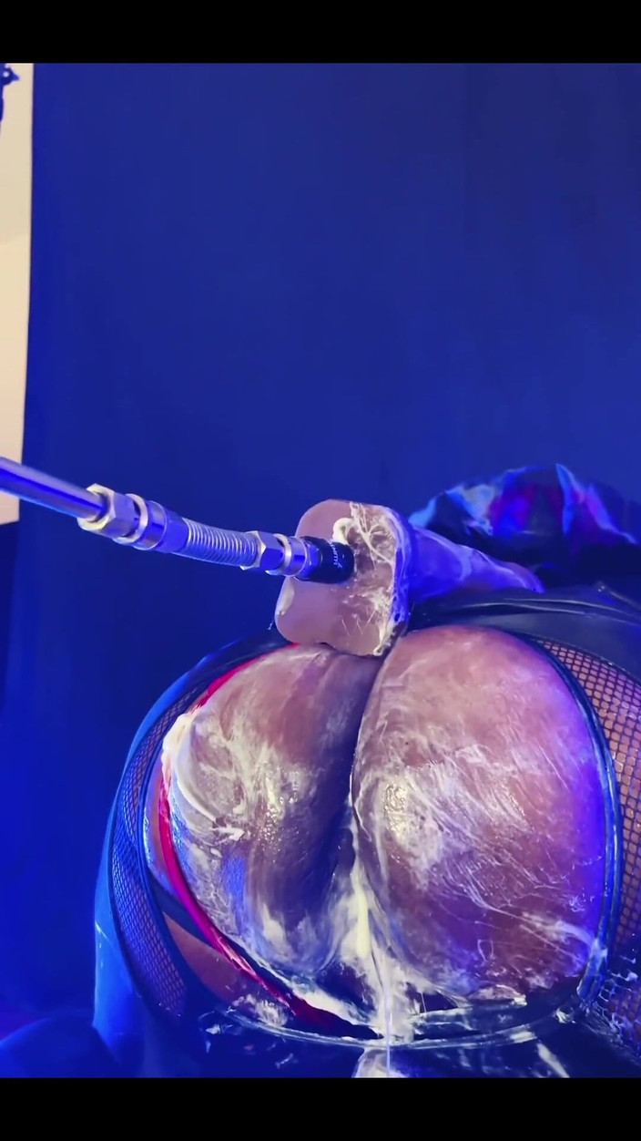 DipsoDeep: Cewek cosplay dengan pantat bahenol ini dientot habis-habisan sampai lubangnya...