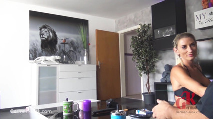 German Kink: Propíchnutá MILFka poskakuje na tvrdém ptákovi na gauči