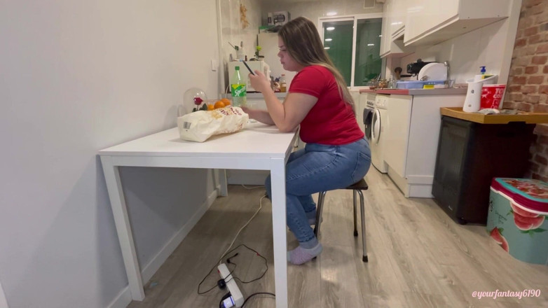 Your fantasy studio: Pârțuri nerușinate în timp ce mănâncă