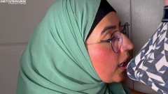 Aaliyah Yasin: Hidžáb Aaliyah Yasin dává super nedbalé kouření