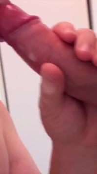 ¿Qué esconde en sus pantalones? Joven invitado de gloryhole trae algo grande