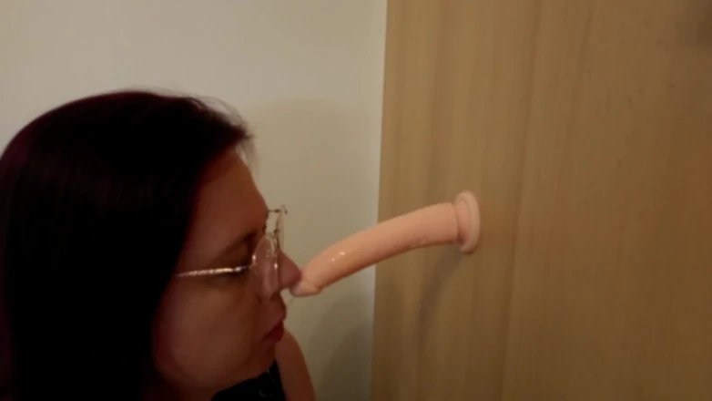 AnnHeel: Deepthroat dildo trénink