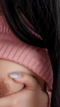 털이 무성한 보지를 뻗는 거대한 자연의 젖탱이의 아시아 십대