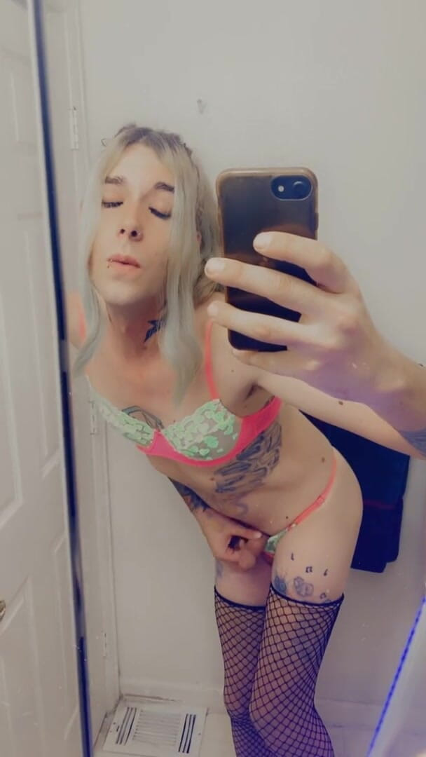 CarmenMelatonin: Sexy feminizada puta de lencería