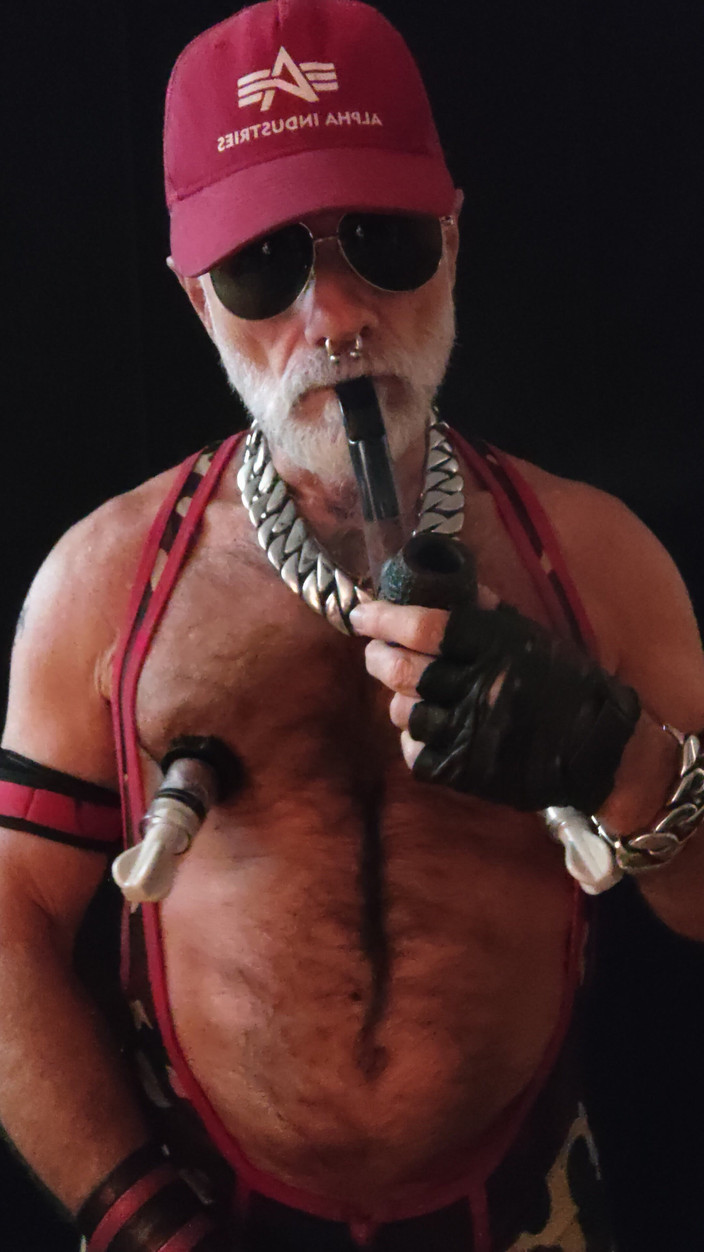 MusclesCigarsFFPig: Stiefvater raucht pfeife und pumpt nippel