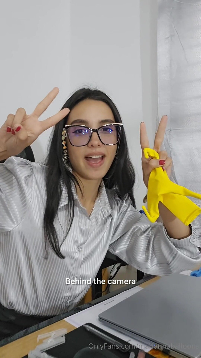 Lover loon studio: Marianna se snaží nafouknout svůj čtverhraný balon, aniž by ho praskla