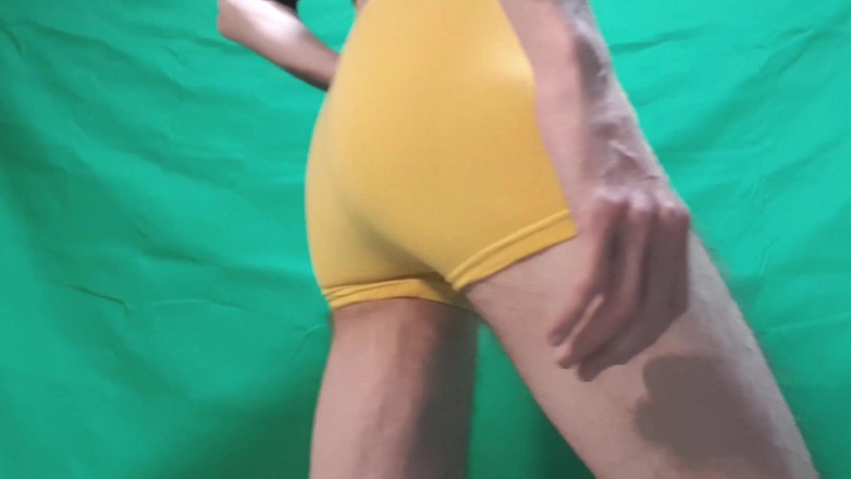 HeIsSooThin: Essayage de garçon jaune