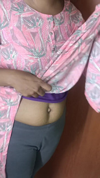 Chica universitaria mostrando pecho para su novio