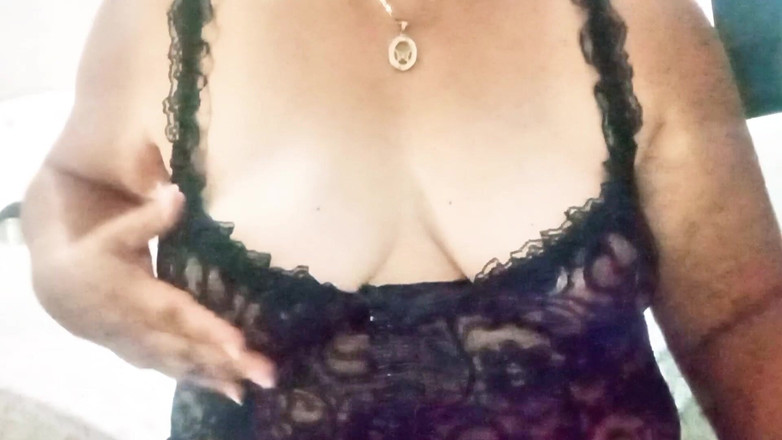 Gloryhot69: Olgun orta yaşlı seksi kadın yanlışlıkla üvey oğluna bir video gönderiyor