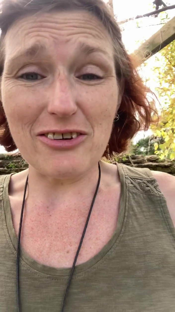 MistressWriggler: Mijn stinkende poesjesvingers ruiken in een afgelegen tuin, niet beseffen...