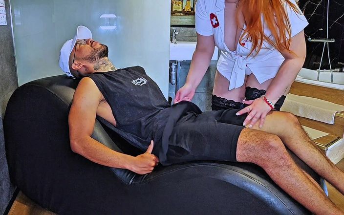 Latincurvyredhead: Kinky sjuksköterska knullar sin patient när läkaren inte är där - läkarmöte