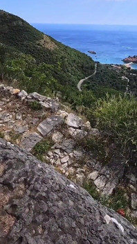 Sveti Stefan'a domaltarak bakış açısı, Montenegro Cliff: mükemmel götü güpegündüz zıplıyor