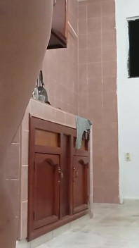 किचन में मम्मी खूबसूरत विशालकाय महिला स्तन और थोंग दिखाती है
