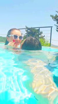 彼女の新しいおもちゃの男の子と水中アナルファック