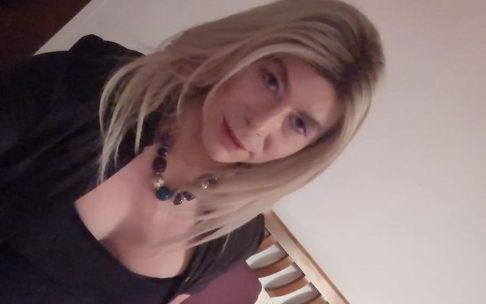 NikkiGee: 寝る前にくつろぎ、ストッキング、ショートスカート&amp;ヒール!