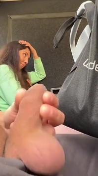見知らぬ女の子がシコって、人でいっぱいのバスで私のペニスをしゃぶった