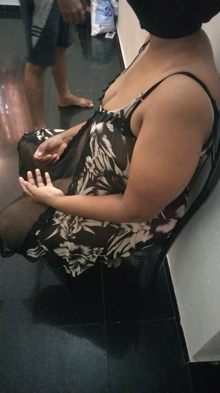 Tamil lesbian: Nouă mătușă dolofană vorbește ocazional