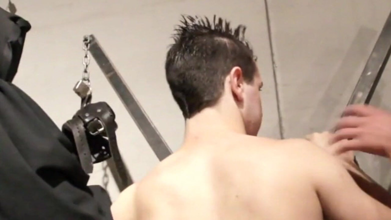 AMATOR BAREBACK FRENCH STUDIO: Leitada amadora com gêmeos gays chupando todos os seus amigos...