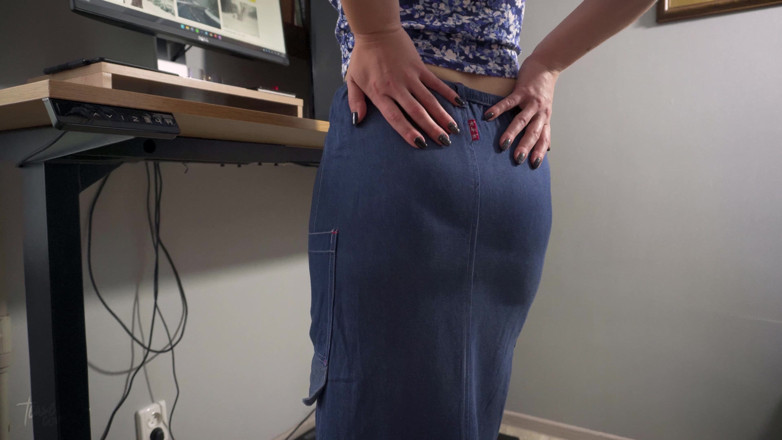 Teasecombo 4K: Secretară matură sexy în fustă Jean tachinează chiloții vizibili