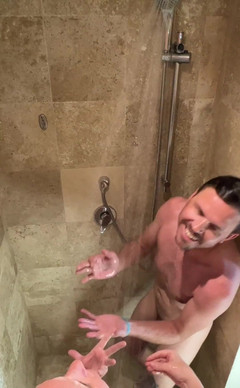 Avril Showers: Zase jsme museli šukat ve sprše. Prosila jsem ho, aby se...