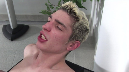 Bareback Boy Bangers: İki genç yakışıklı eşcinsel birbirini tatmin ediyor