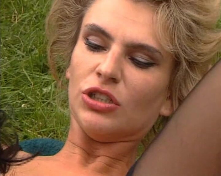 YOUR FIRST PORN: Lesben Draußen