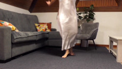 Selena701: 成熟したブロンドが散歩後のダンスとセックスを楽しむ