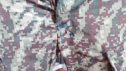 Hornyboy2058: Ateşli heteroseksüel adam oyun sandalyesinde askeri pantolonla kendime dokunuyorum ve...