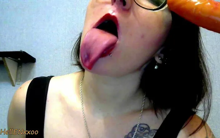 HellENXxOo: She Loves to Suck so Much
