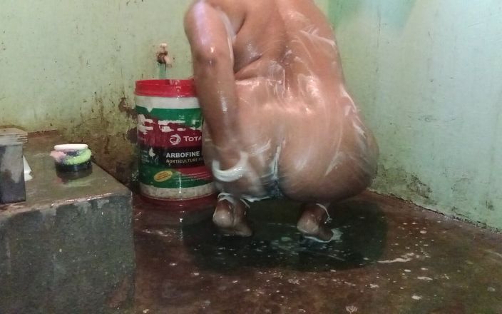 Husband wife: Kakak ipar india lagi mandi, aku lagi nontonin dia diam-diam,...