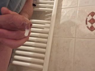 Sebastien D: Ejakulasi di kamar mandi