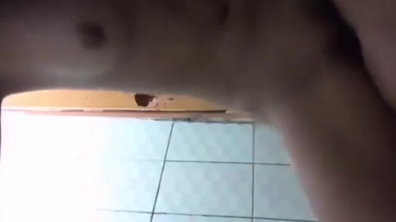 KingLeo: Transando Com a Namorada De Um Amigo No Banheiro De...